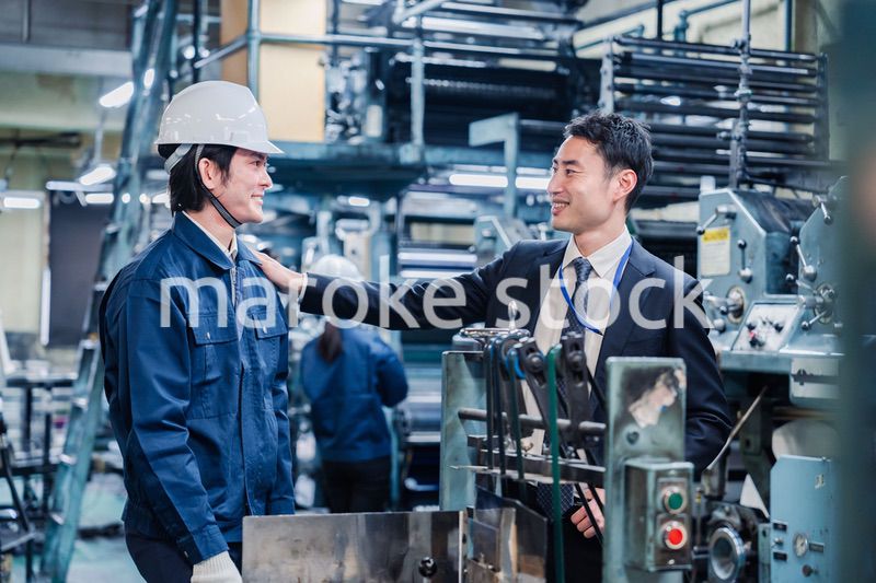 現場スタッフの肩を叩くオーナー