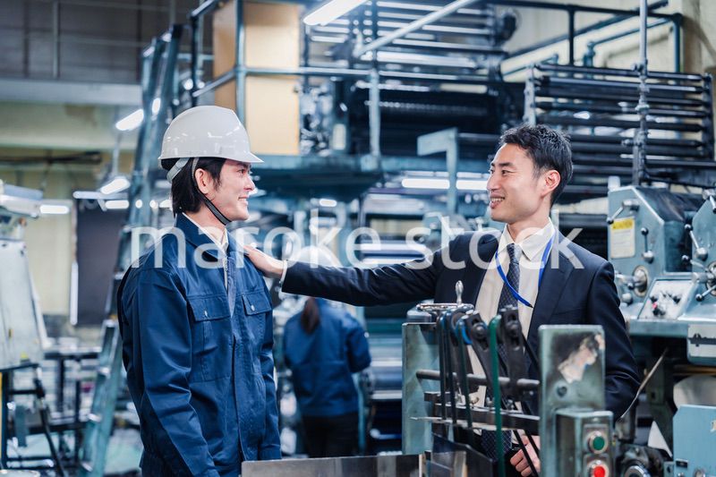 現場スタッフの肩を叩くオーナー