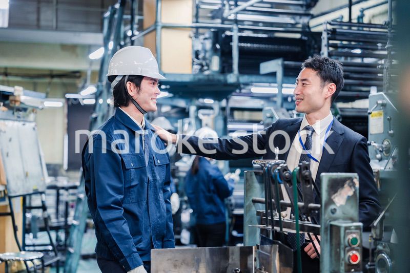 現場スタッフの肩を叩くオーナー