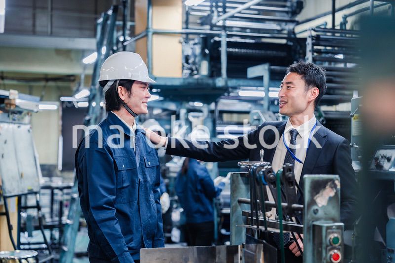 現場スタッフの肩を叩くオーナー