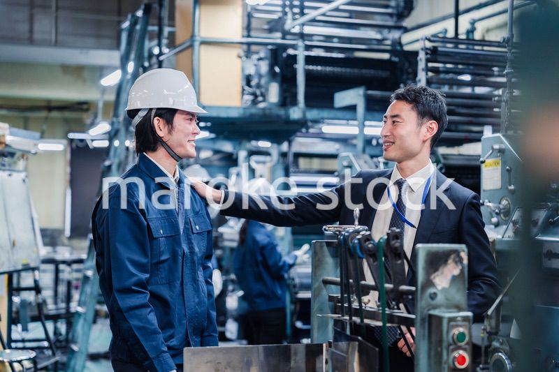 現場スタッフの肩を叩くオーナー