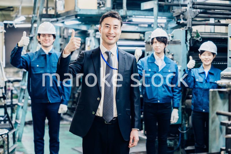 グッドサインをする営業マンと工場労働者