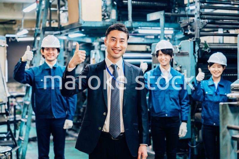 グッドサインをする営業マンと工場労働者