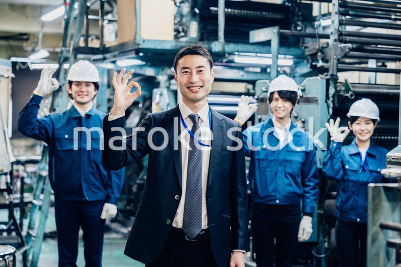 グッドサインをする営業マンと工場労働者