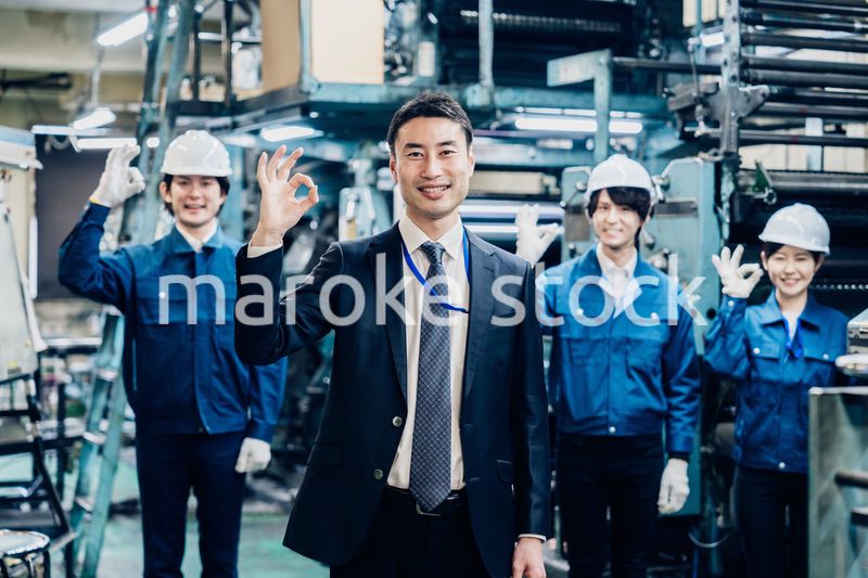 グッドサインをする営業マンと工場労働者