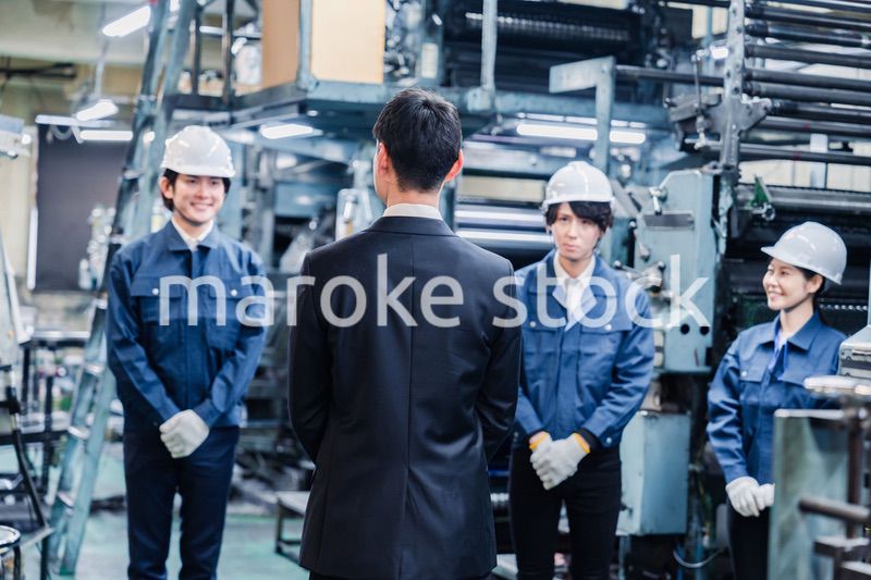 管理職の訓示を聴く工場スタッフ