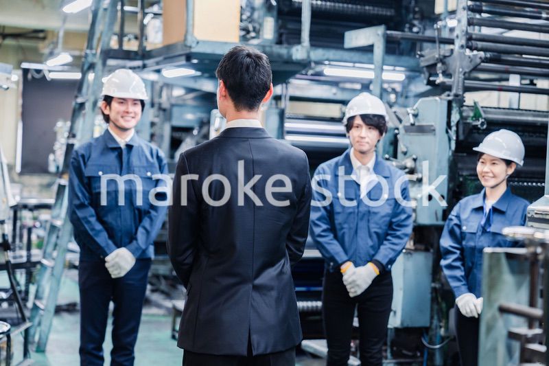 管理職の訓示を聴く工場スタッフ
