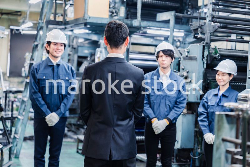 管理職の訓示を聴く工場スタッフ