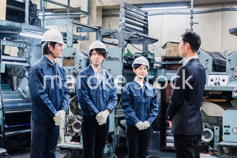 管理職の訓示を聴く工場スタッフ