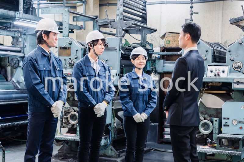 管理職の訓示を聴く工場スタッフ