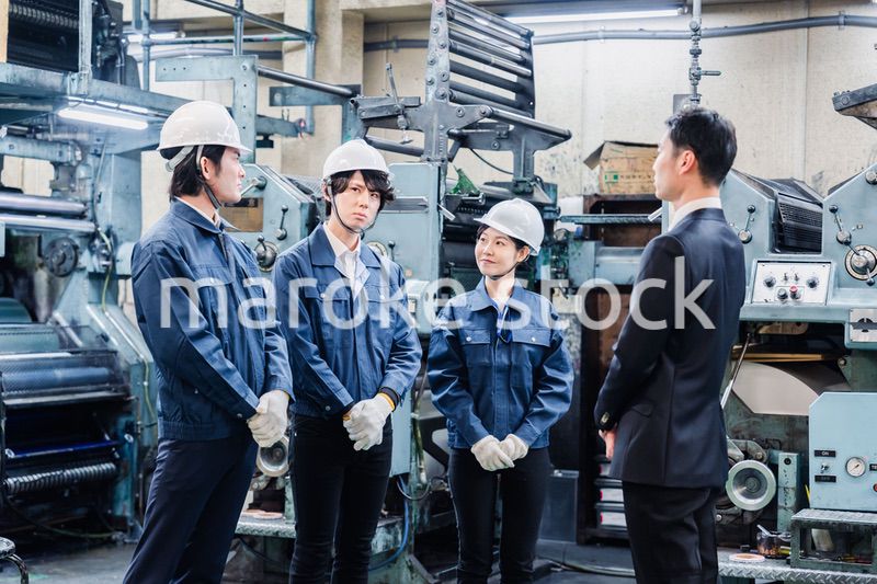 管理職の訓示を聴く工場スタッフ