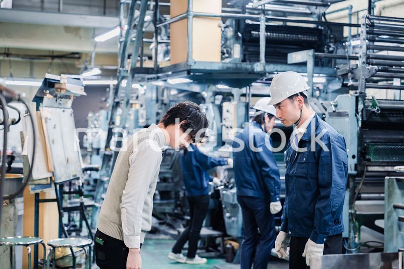 工場で採用面接を受ける男子学生
