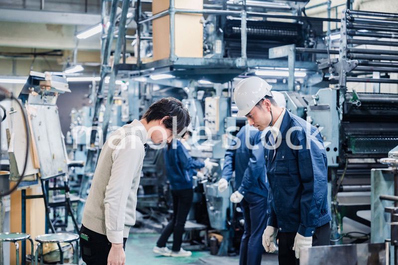 工場で採用面接を受ける男子学生