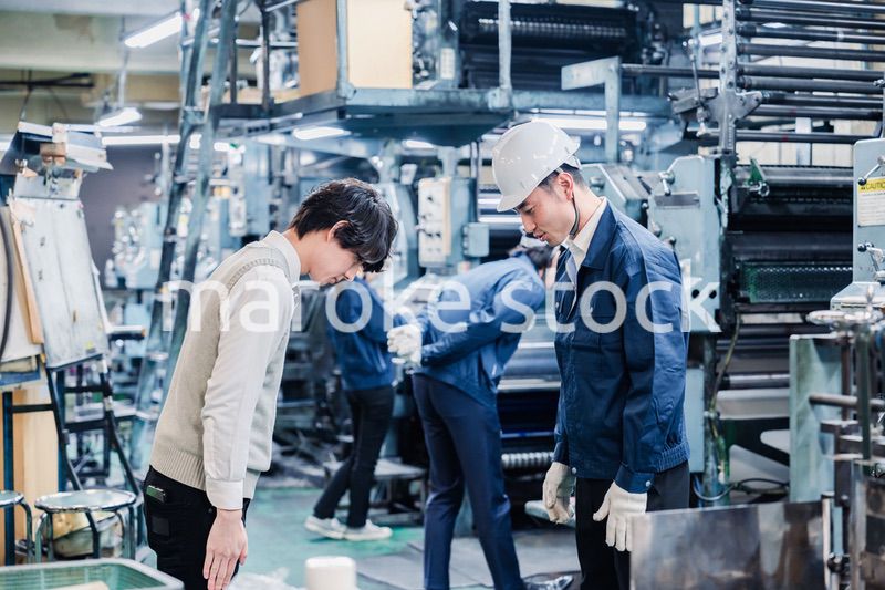 工場で採用面接を受ける男子学生