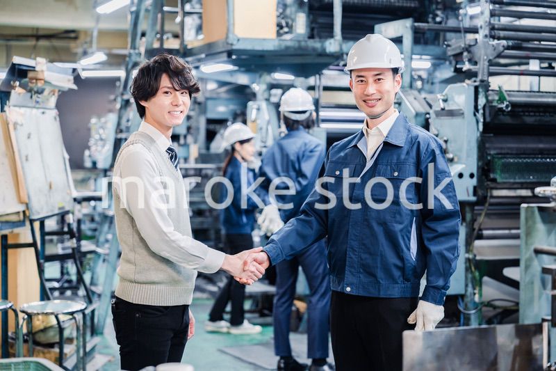 工場で採用面接を受ける男子学生