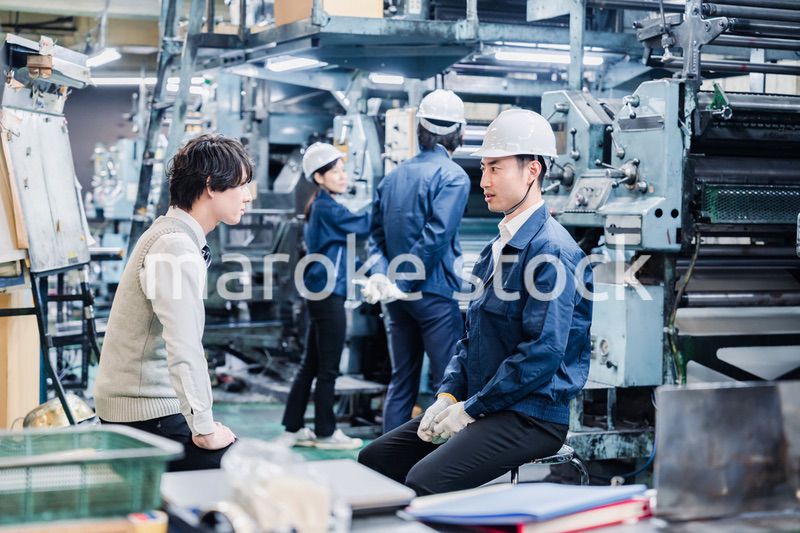 工場で採用面接を受ける男子学生