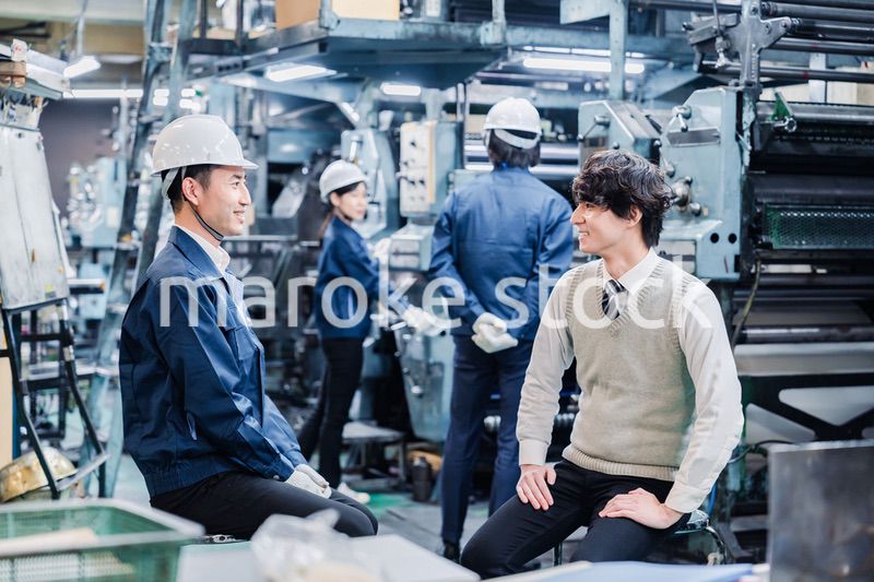 工場で採用面接を受ける男子学生