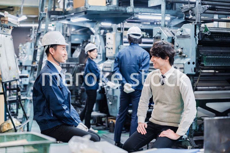 工場で採用面接を受ける男子学生