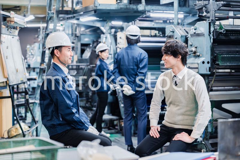 工場で採用面接を受ける男子学生
