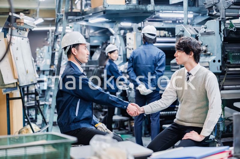工場で採用面接を受ける男子学生