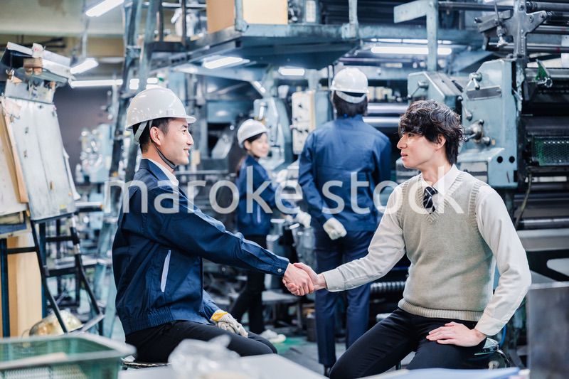 工場で採用面接を受ける男子学生