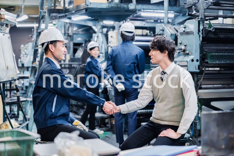 工場で採用面接を受ける男子学生