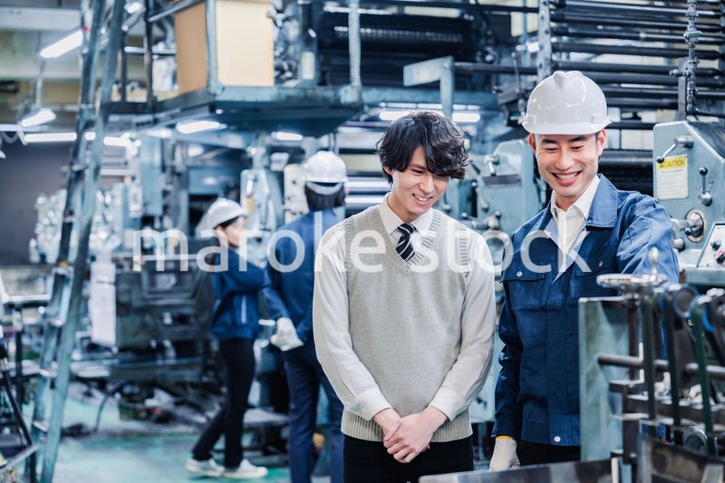 工場を見学する男子学生