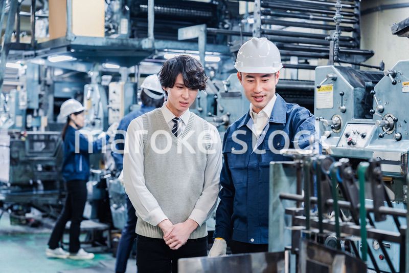 工場を見学する男子学生