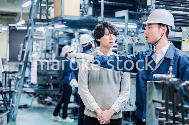 工場を見学する男子学生
