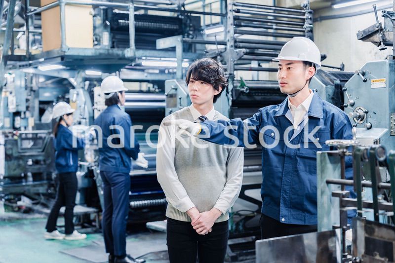 工場を見学する男子学生