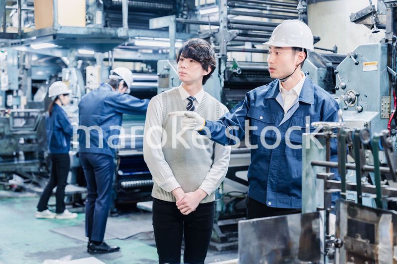 工場を見学する男子学生