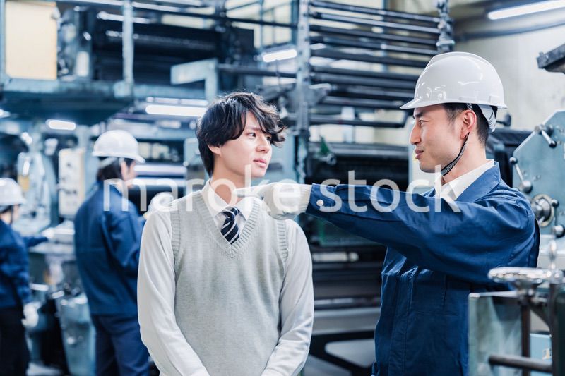 工場を見学する男子学生