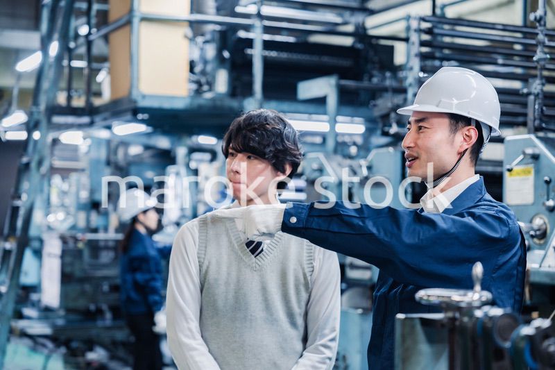 工場を見学する男子学生