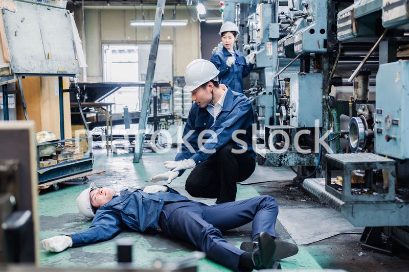 工場で労災が発生し対処をするスタッフ