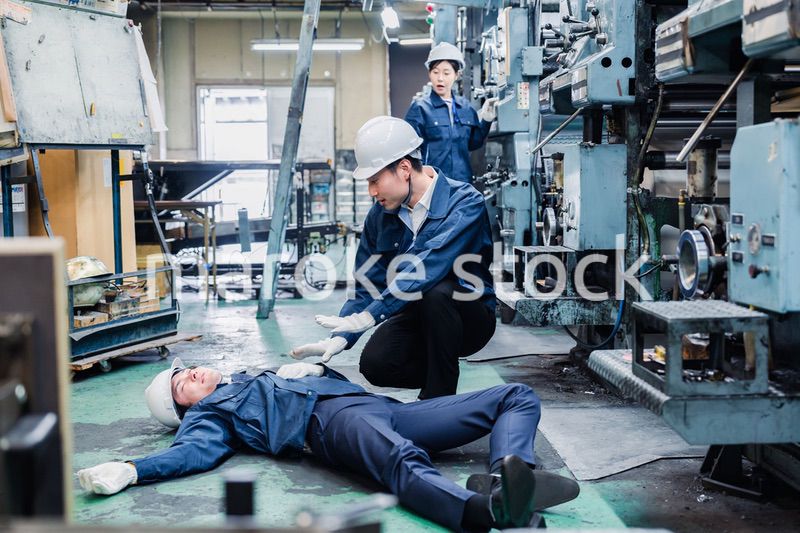 工場で労災が発生し対処をするスタッフ