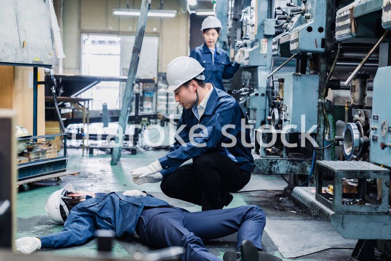 工場で労災が発生し対処をするスタッフ