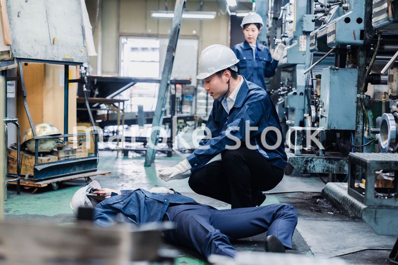 工場で労災が発生し対処をするスタッフ