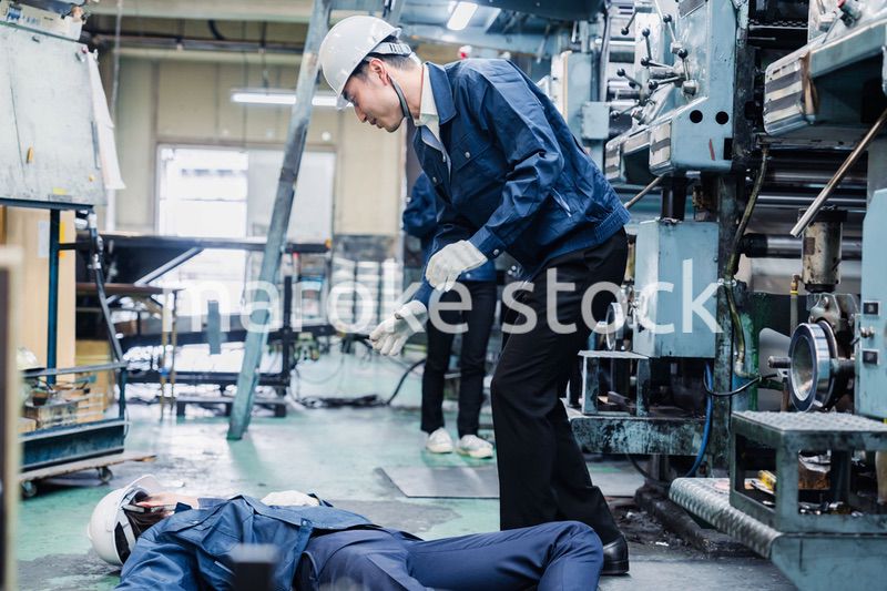 工場で労災が発生し対処をするスタッフ