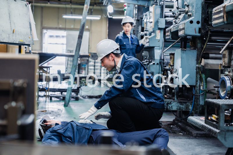 工場で労災が発生し対処をするスタッフ