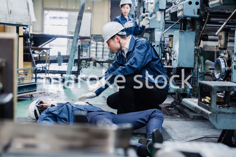 工場で労災が発生し対処をするスタッフ