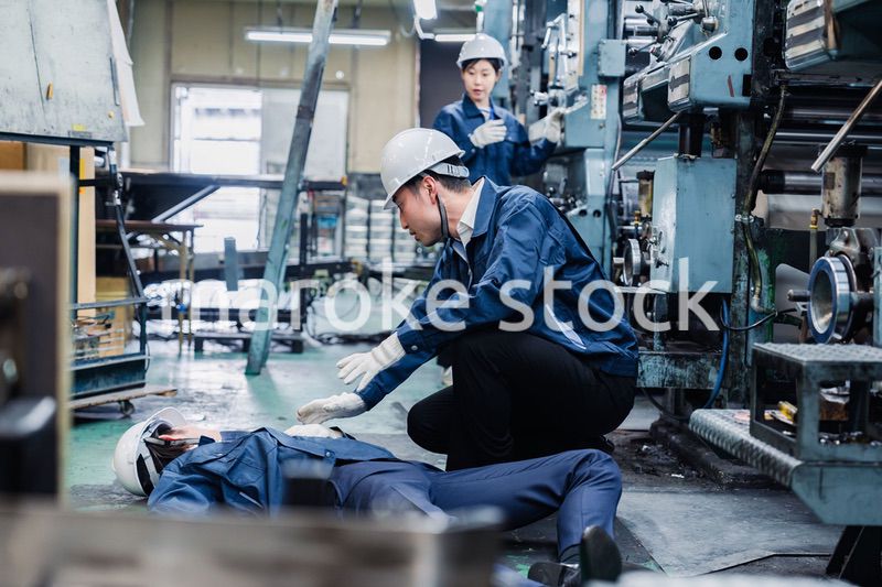 工場で労災が発生し対処をするスタッフ