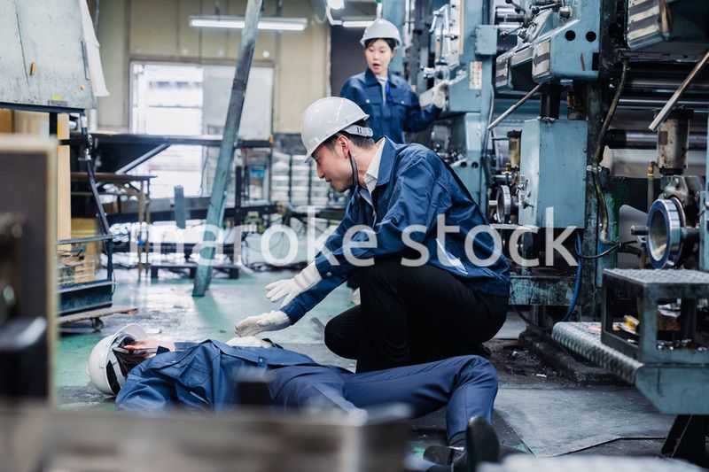 工場で労災が発生し対処をするスタッフ