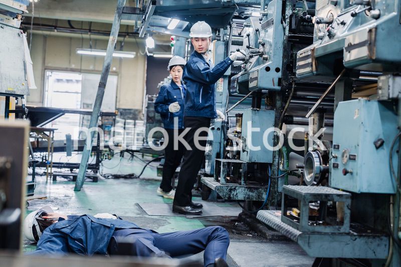 工場で労災が発生し対処をするスタッフ