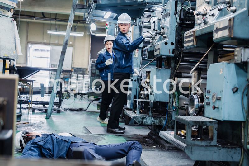 工場で労災が発生し対処をするスタッフ