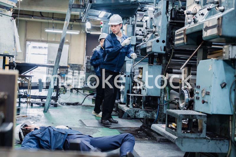 工場で労災が発生し対処をするスタッフ