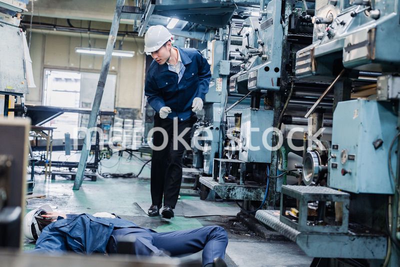 工場で労災が発生し対処をするスタッフ