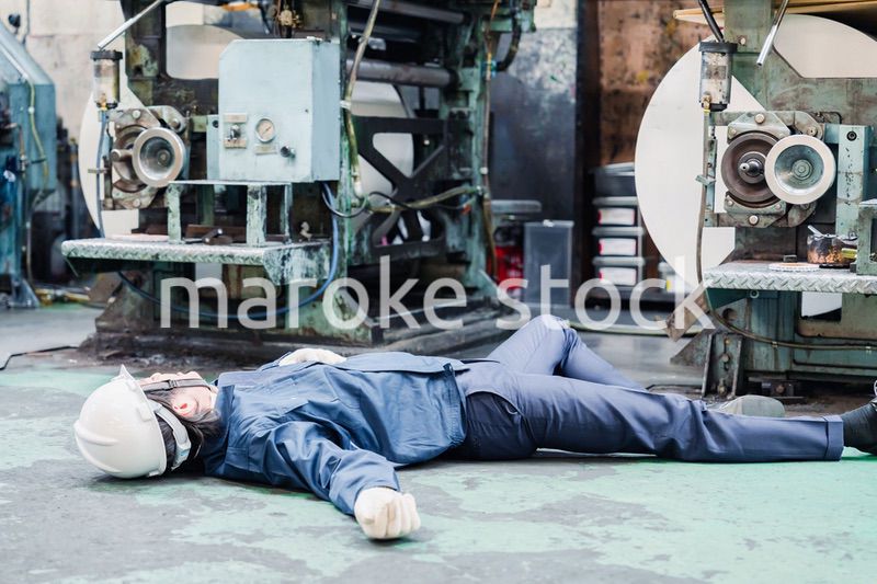 工場で労災が発生し対処をするスタッフ