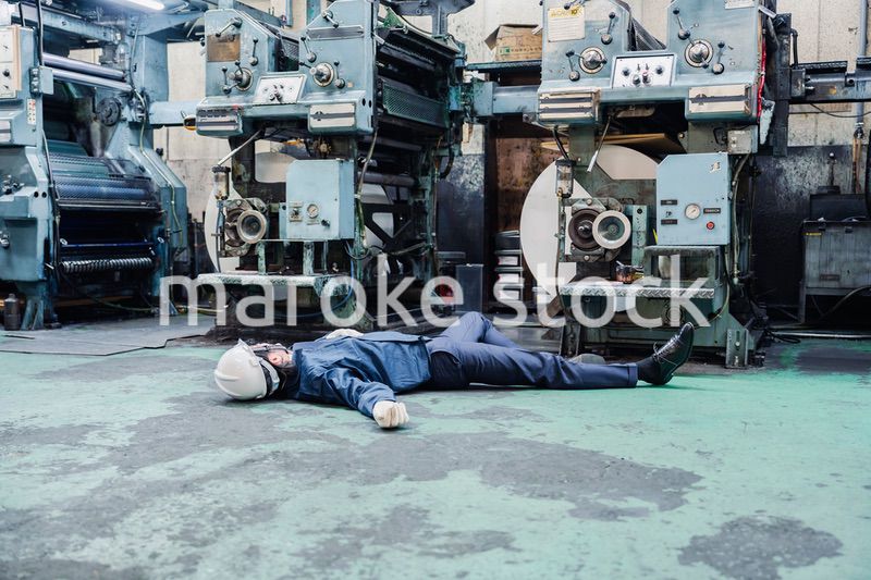 工場で労災が発生し対処をするスタッフ