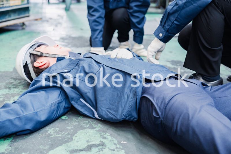 工場で労災が発生し対処をするスタッフ