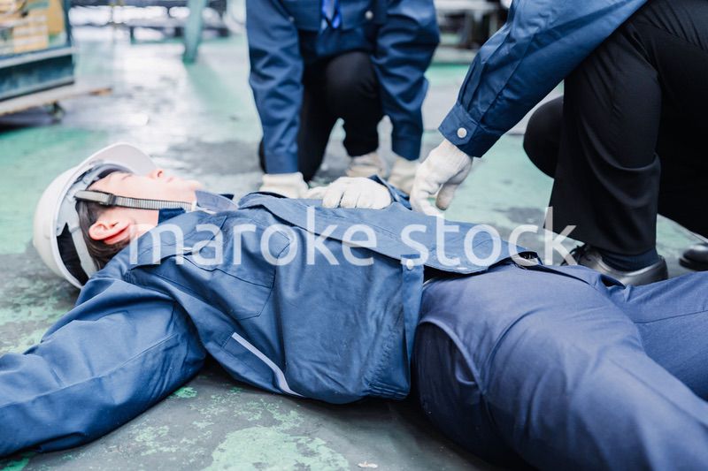 工場で労災が発生し対処をするスタッフ